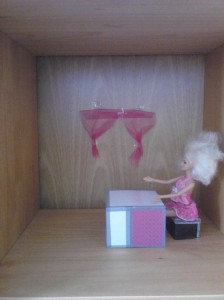 El apartamento de Barbie está situado en una de las baldas del armario de mi niña